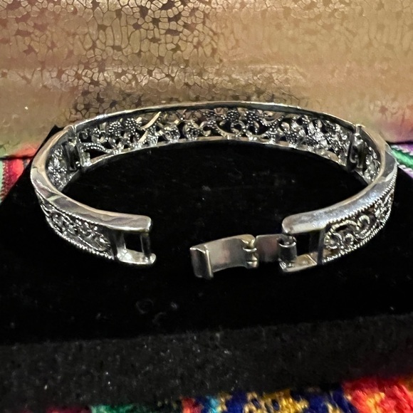 INTRICATE Silver bracelet with accent crystal gems - Picture 4 of 5